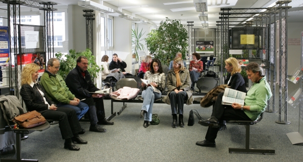 Arbeitslose in einer Arbeitsagentur, Bundesagentur für Arbeit, über dts Nachrichtenagentur