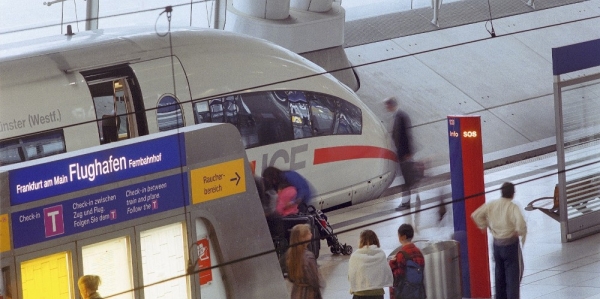 Reisende am Frankfurter Bahnhof, DB AG / Max Lautenschläger, über dts Nachrichtenagentur