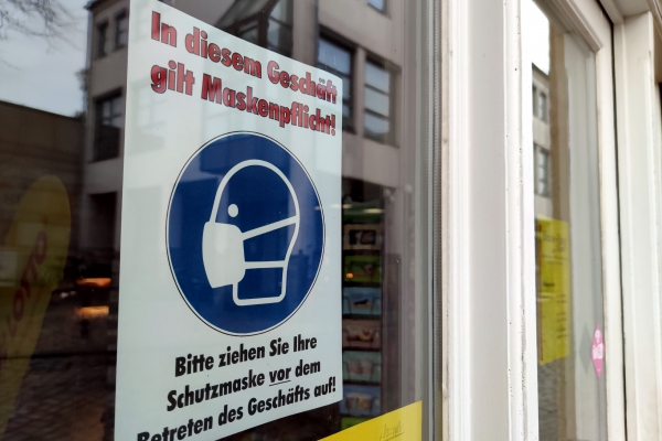 Corona-Hinweisschild im Einzelhandel, über dts Nachrichtenagentur