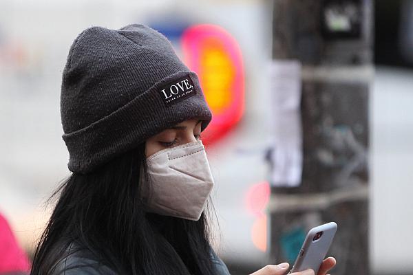 Frau mit Maske, über dts Nachrichtenagentur