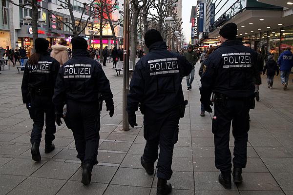 Polizei in einer Fußgängerzone, über dts Nachrichtenagentur