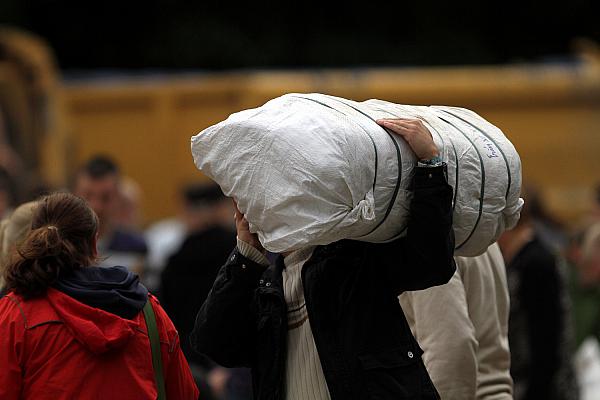 Hochwasser-Helfer beim Befüllen von Sandsäcken, über dts Nachrichtenagentur