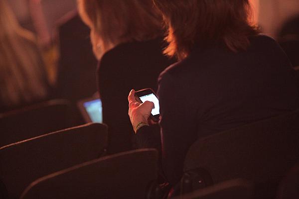 Geschäftsfrauen mit Smartphone, über dts Nachrichtenagentur