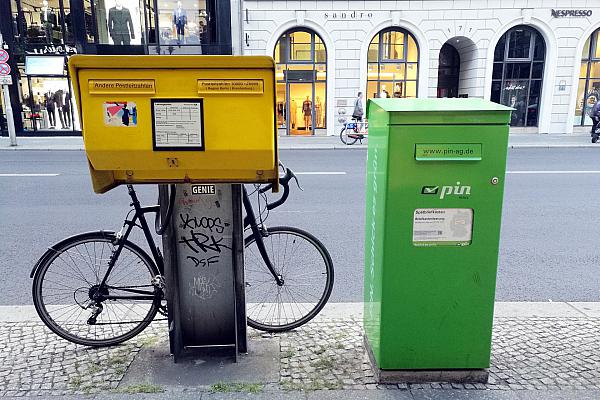 Briefkästen von Deutsche Post und Pin Mail AG, über dts Nachrichtenagentur