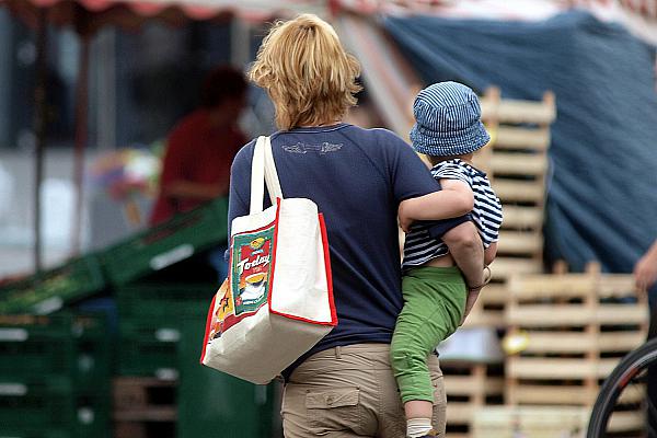 Frau mit Kind, über dts Nachrichtenagentur