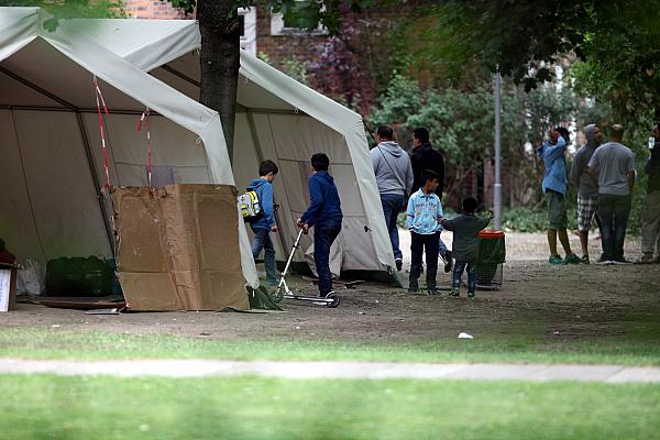 Flüchtlinge an einer Aufnahmestelle, über dts Nachrichtenagentur