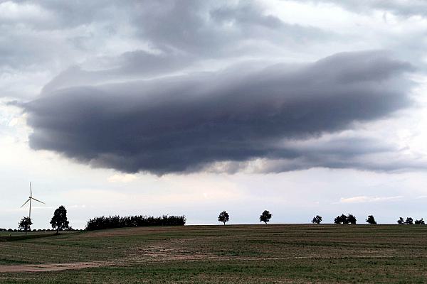 Unwetterwolke über einem Acker, über dts Nachrichtenagentur