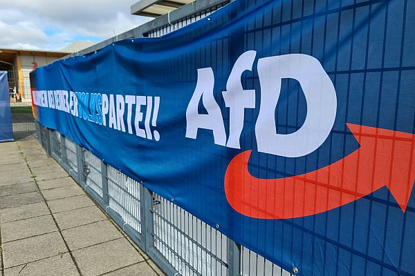 Logo vor AfD-Parteitag am 28.07.2023, über dts Nachrichtenagentur