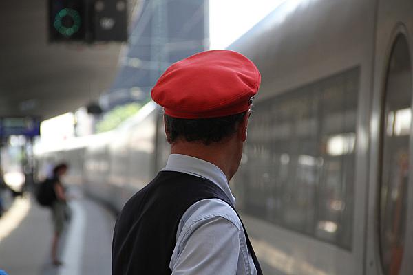 Zugschaffner am Bahnsteig, über dts Nachrichtenagentur