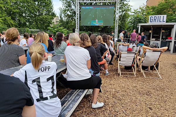 Public Viewing im Berliner Biergarten BRLO während der Frauen-Fußball-WM 2023, über dts Nachrichtenagentur