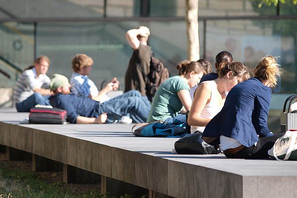 Junge Leute vor einer Universität (Archiv), über dts Nachrichtenagentur