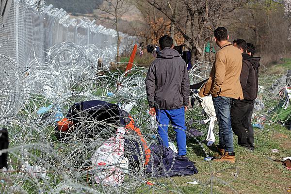 Flüchtlinge vor einem Grenzzaun (Archiv), über dts Nachrichtenagentur