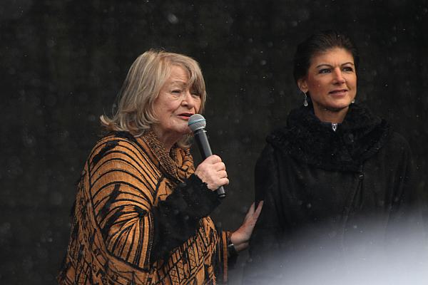 Alice Schwarzer und Sahra Wagenknecht auf Demo am 25.02.2023, über dts Nachrichtenagentur