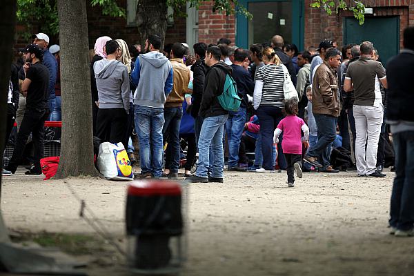 Flüchtlinge an einer Aufnahmestelle (Archiv), über dts Nachrichtenagentur