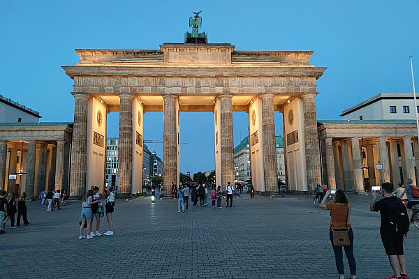 Touristen vor dem Brandenburger Tor (Archiv), über dts Nachrichtenagentur