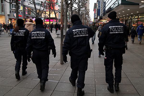 Polizei in einer Fußgängerzone (Archiv), über dts Nachrichtenagentur