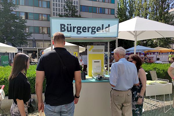 Passanten an einem Bürgergeld-Infostand (Archiv), über dts Nachrichtenagentur