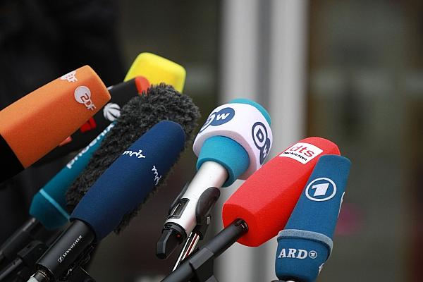 Mikrofone von Journalisten (Archiv), via dts Nachrichtenagentur