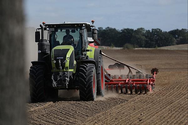 Bauer mit Traktor (Archiv), via dts Nachrichtenagentur