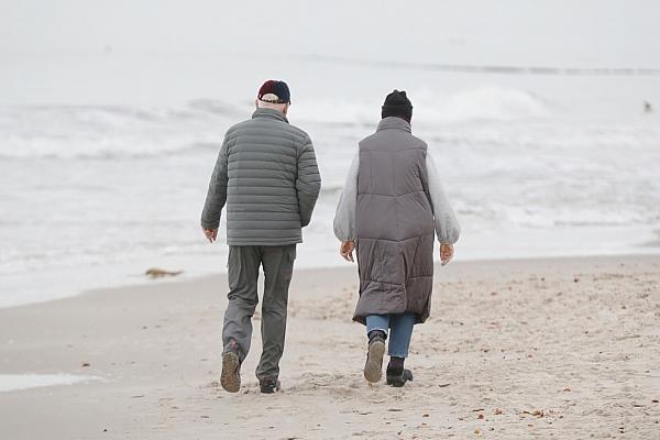 Senioren am Strand (Archiv), via dts Nachrichtenagentur