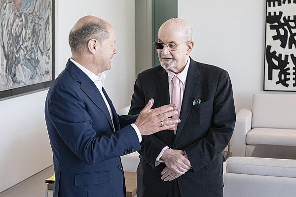 Olaf Scholz und Salman Rushdie am 16.05.2024, Bergmann, Guido/BPA via dts Nachrichtenagentur