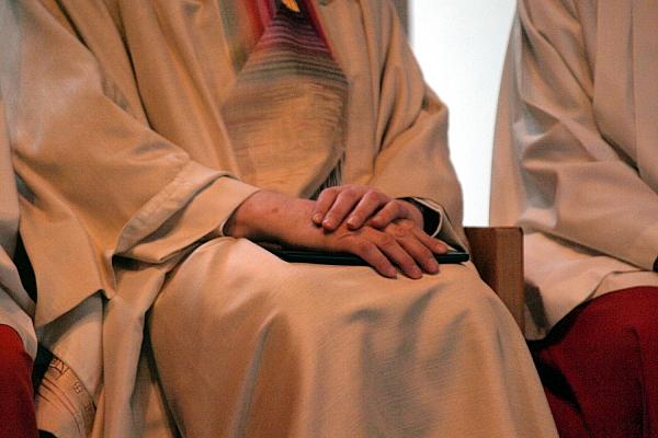 Katholischer Pfarrer bei einer Messe zwischen Ministranten (Archiv), via dts Nachrichtenagentur