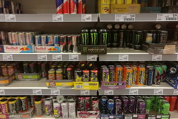 Energydrinks im Supermarktregal (Archiv), via dts Nachrichtenagentur