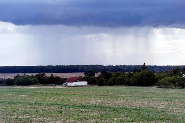 Unwetterwolke über einem Acker (Archiv), via dts Nachrichtenagentur