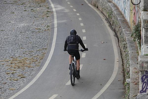 Fahrradfahrer auf Fahrradweg (Archiv), via dts Nachrichtenagentur