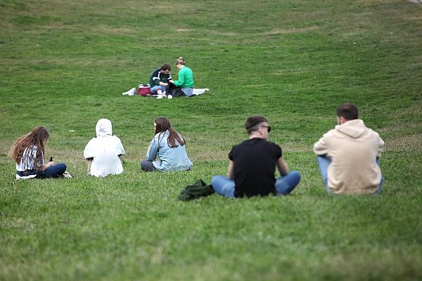 Junge Leute in einem Park (Archiv), via dts Nachrichtenagentur