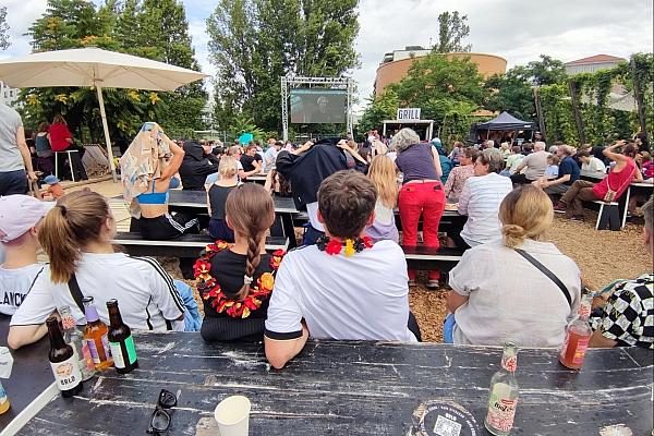 Public Viewing im Berliner Biergarten BRLO (Archiv), via dts Nachrichtenagentur