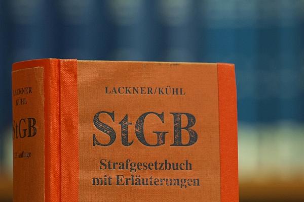 Das Strafgesetzbuch in einer Bibliothek (Archiv), via dts Nachrichtenagentur