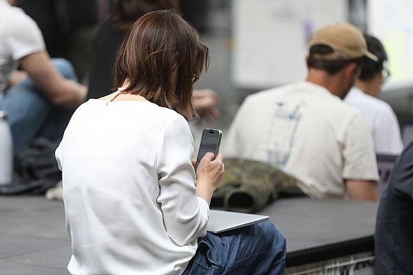 Frau mit Smartphone (Archiv), via dts Nachrichtenagentur