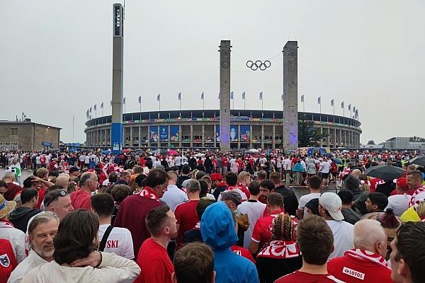 Fans am Olympiastadion, via dts Nachrichtenagentur