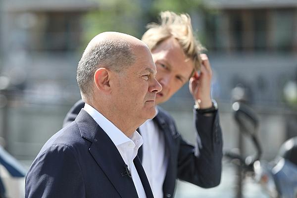 Olaf Scholz und Markus Preiß auf dem Weg zum ARD-Sommerinterview am 23.06.2024, via dts Nachrichtenagentur