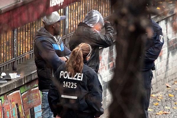 Polizei kontrolliert Drogendealer (Archiv), via dts Nachrichtenagentur