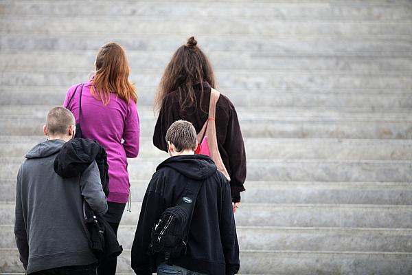 Vier junge Leute auf einer Treppe (Archiv), via dts Nachrichtenagentur