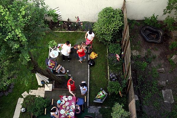 Nachbarn grillen im Hinterhof (Archiv), via dts Nachrichtenagentur