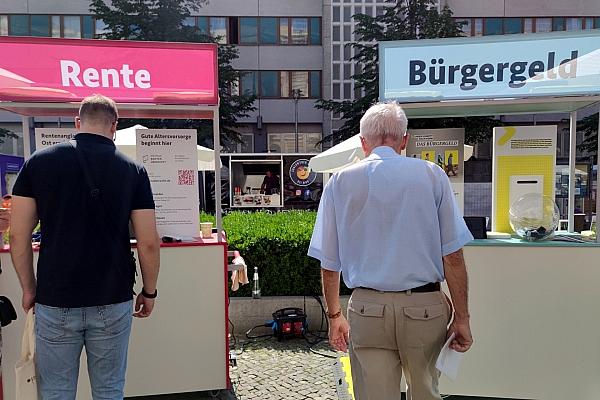 Passanten vor Infoständen zu Rente und Bürgergeld (Archiv), via dts Nachrichtenagentur