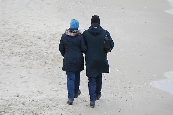 Paar geht am Strand spazieren, via dts Nachrichtenagentur