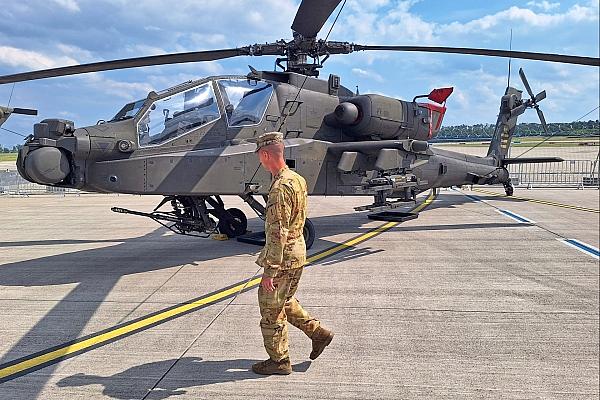 US-Soldat vor einem Boeing AH-64 Apache (Archiv), via dts Nachrichtenagentur