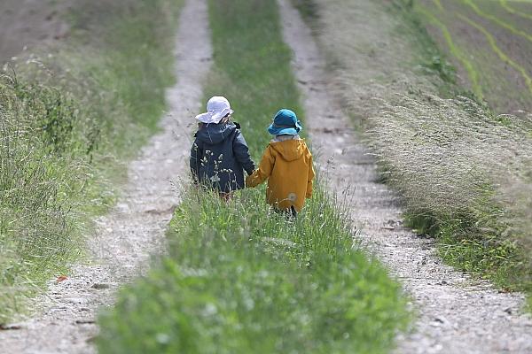 Zwei kleine Kinder laufen auf einem Feldweg (Archiv), via dts Nachrichtenagentur