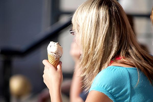 Frau mit Eis (Archiv), via dts Nachrichtenagentur