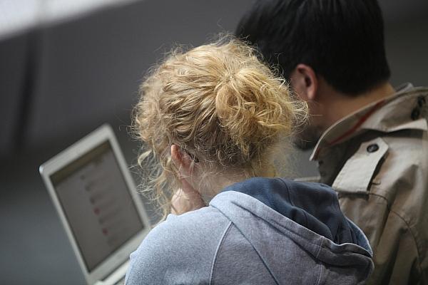 Frau und Mann am Computer, via dts Nachrichtenagentur