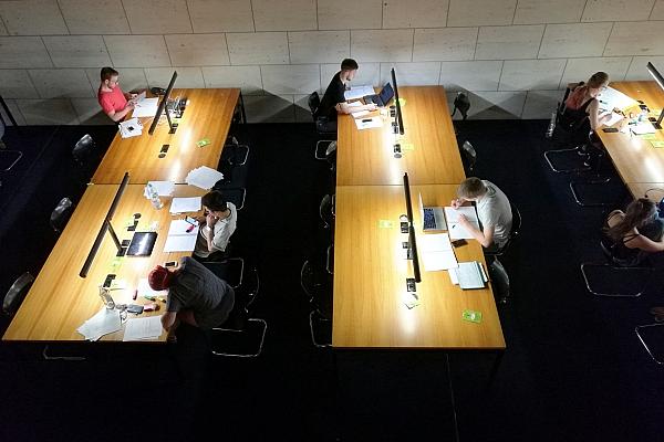 Studenten in einer Bibliothek (Archiv), via dts Nachrichtenagentur