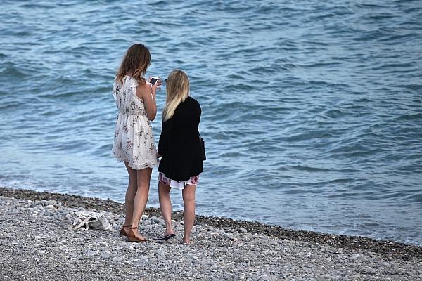 Zwei junge Frauen am Strand, via dts Nachrichtenagentur