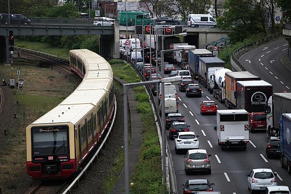 S-Bahn und Stau (Archiv), via dts Nachrichtenagentur