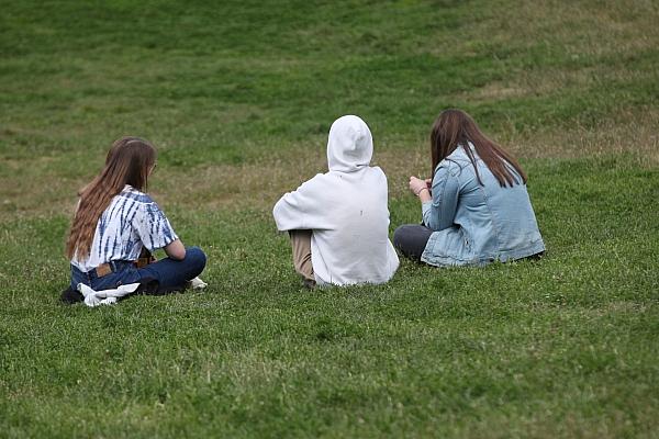 Drei junge Frauen in einem Park (Archiv), via dts Nachrichtenagentur