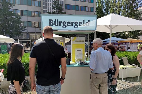 Passanten an einem Bürgergeld-Infostand (Archiv), via dts Nachrichtenagentur