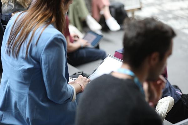 Junge Leute mit Laptop (Archiv), via dts Nachrichtenagentur